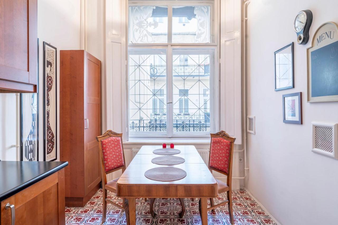 Stunning Spacious Art Nouveau Apart , Grand Piano Apartment Budapest Bagian luar foto